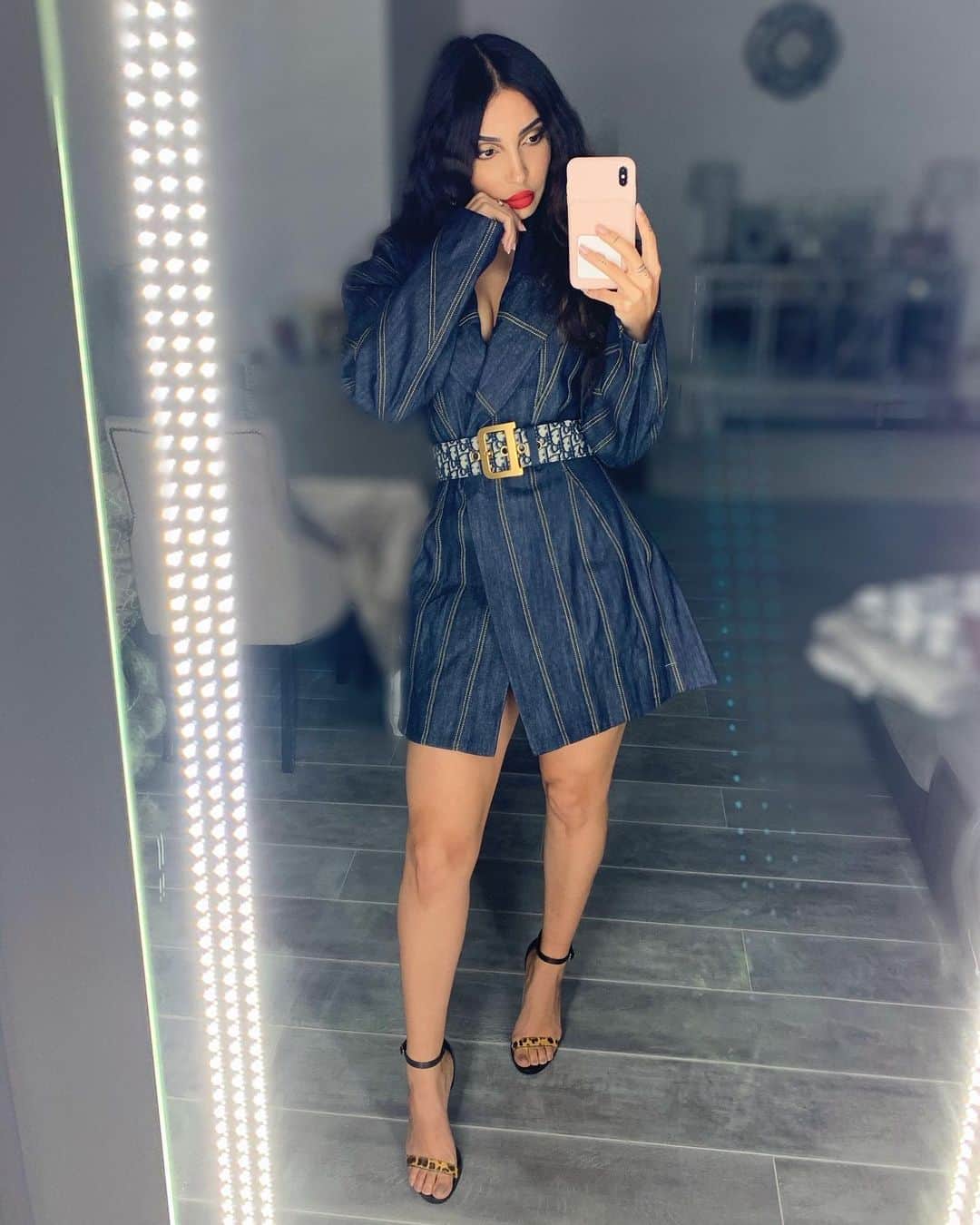 sananasのインスタグラム：「💙Night out💄Et nouvelle vidéo à 17h ! J’essaie pleins de costumes d’Halloween ahah autant vous dire qu’on a bien rigolé avec ma sœur ! 😂 . . #Jeans #Jeansdress #OutfitOfTheNight #FashionInspiration #QuiARemarquéLaCeintureALenvers」