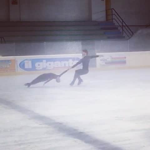 ニコーレ・デラ・モニカのインスタグラム：「Proud that today I could execute the backward inside death spiral again which was the only element left. Still a bit slow but ok for the first day From now on only good vibes! Ps: yes it’s foggy on the ice #dellamonicaguarise #deathspiral #finally #figureskating #recovery #almostready #fiammeoromoena #fisg #proud」