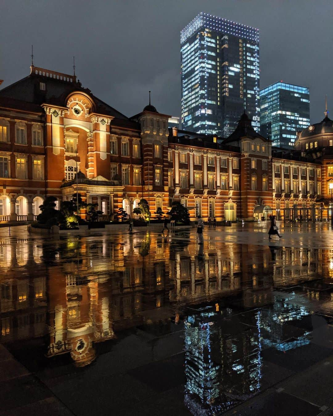 関根正悟さんのインスタグラム写真 - (関根正悟Instagram)「“Reflection” ・ Tokyo, why you so beautiful. 🌃☔️ ・ #tokyostation #nofilter #reflection #pixel3  #shogosekine」10月25日 0時02分 - shogosekine0319