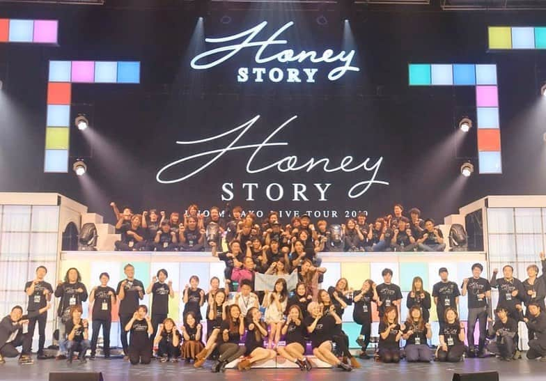 田尻恭香さんのインスタグラム写真 - (田尻恭香Instagram)「UNO MISAKO LIVE TOUR 2019 -Honey Story- ホール14公演 アリーナ4公演 全18公演 無事に完走致しました✨ 1stに続き幸せいっぱいの2ndツアーでした！ 沢山の景色を私達に見せてくれる実彩子さん 日に日に好きが増していくばかりで UNOdancersとして 実彩子さんのサポートさせて貰えること 本当に幸せでした‼︎😌 実彩子さんの周りに集まる 素敵な方たちばかりのteamUNO UNOdancersのみんながだいすきで 感謝の気持ちでいっぱいです。  そして たくさんのお手紙💌プレゼント うちわ ボード持って応援してくれた方々 本当に嬉しかったです（ ; ; ） 本当にありがとうございました！ #HoneySTORY #teamUNO #UNOdancers」10月25日 0時03分 - kyoka828