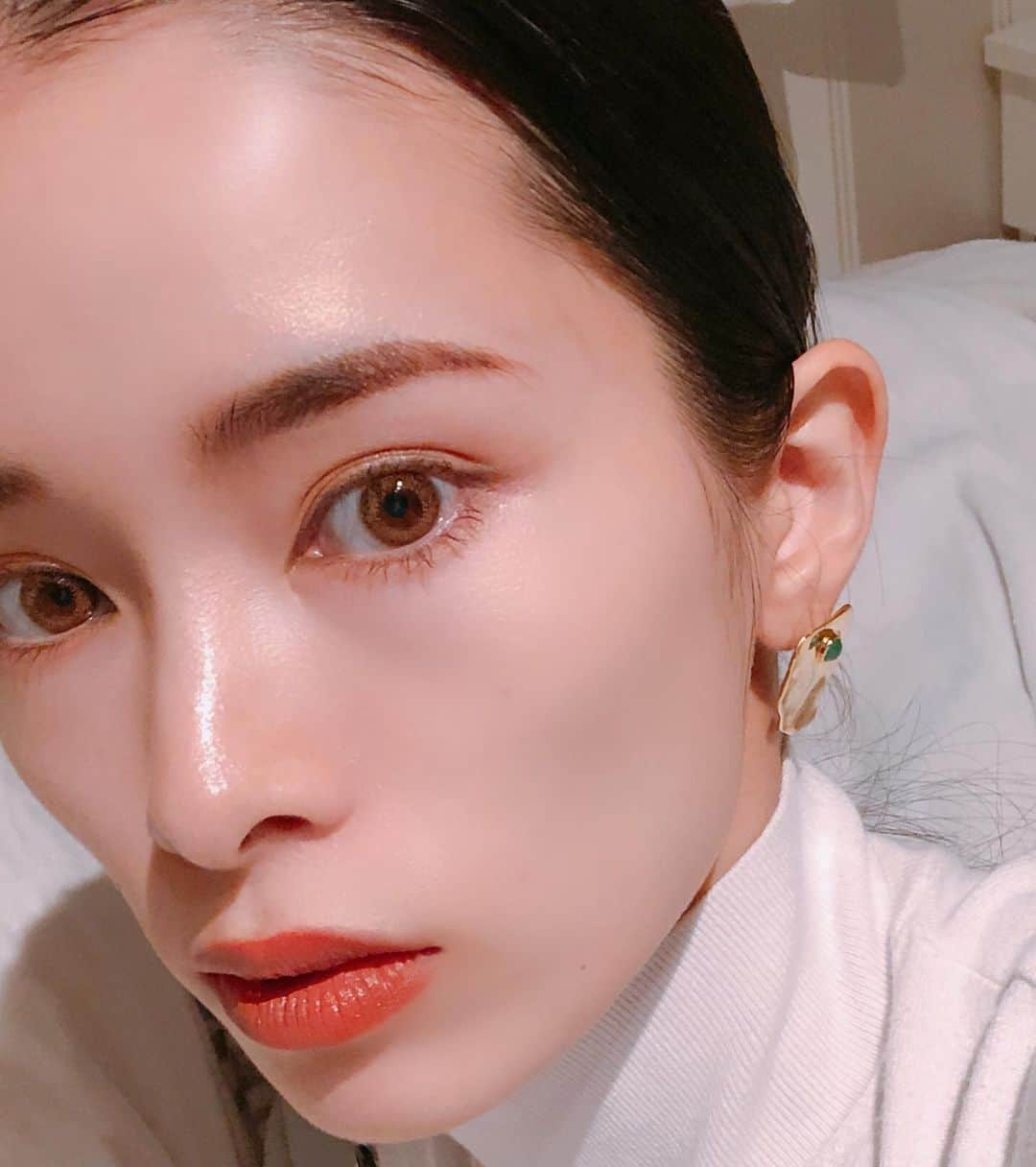 尾崎紗代子さんのインスタグラム写真 - (尾崎紗代子Instagram)「今日は @maccosmeticsjapan の 限定発売中コスメ(4,5枚目)を使ってメイクして クリスマスコフレのイベントへ( ^ω^ ) 根暗コミュ障なのにイベントは一人で行く事が多く 内心ワタワタしてます← 大好きなゴールドのハイライトを顔の高い部分に乗せるだけで 今時顔になれるのでこれは使いまくりそう。 2,3枚目でメイク分かるかなと思って 載せてみたけどわかんないよってね( ^ω^ ) キラキラした空間でなんだか更に元気貰えたなぁ( ^ω^ ) さて、おやすみなさい😃 👗 @lecielbleu_official .  #ootd #fashion #basic #coordinate #outfit #osayocode  #今日のコーデ #シンプルコーデ #ファッション」10月25日 0時03分 - osayo_osayo