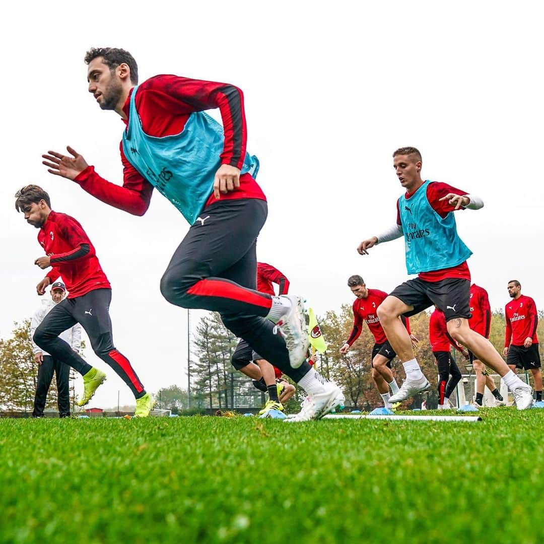 ACミランさんのインスタグラム写真 - (ACミランInstagram)「And... out on the pitch 🏃🏻‍♂️ #SempreMilan」10月25日 0時14分 - acmilan