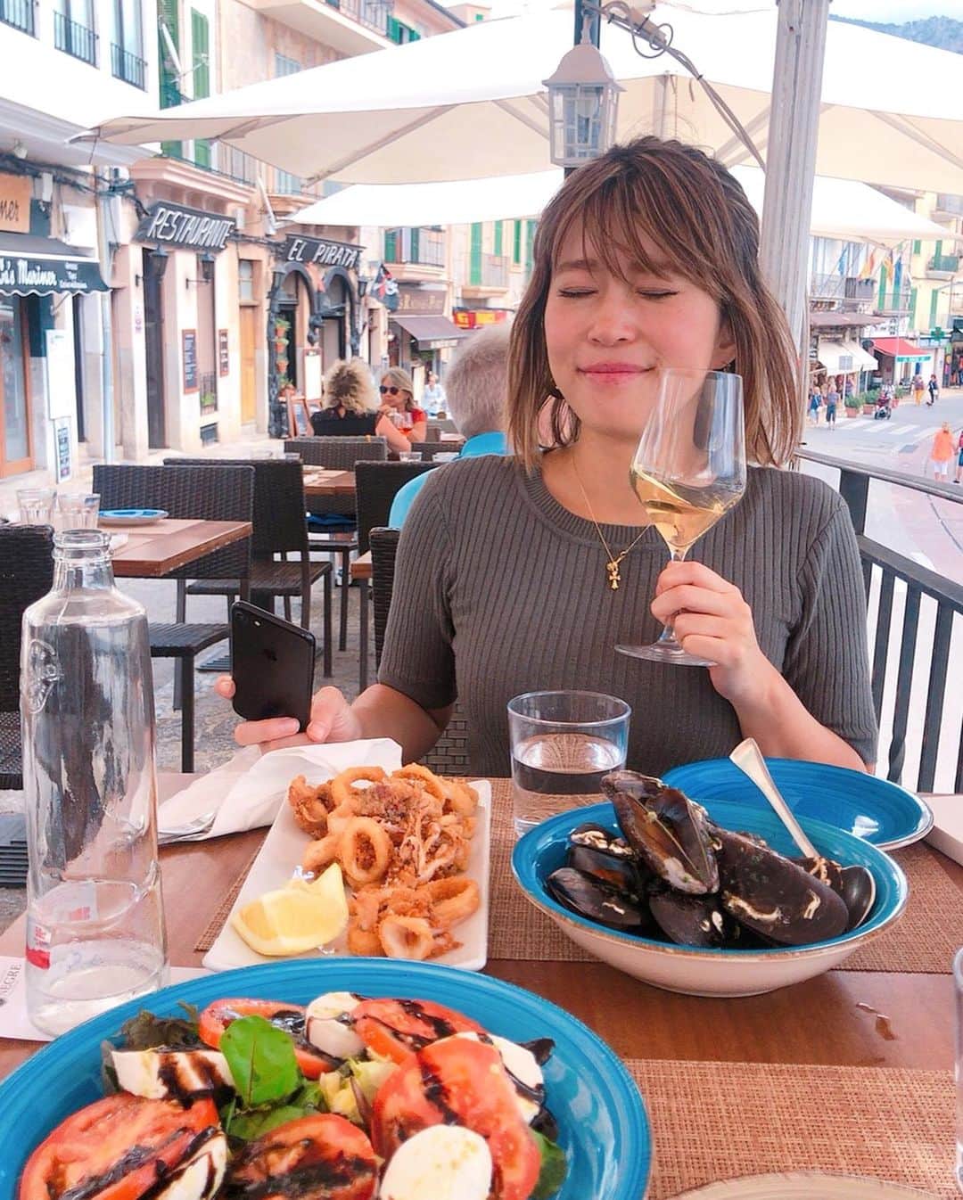 長谷川朋美さんのインスタグラム写真 - (長谷川朋美Instagram)「青い空に琥珀色に輝くワイン。 ニースでは決まってロゼですが、それより南に行くと白ワイン🍾 ・ スペイン・イタリアは料理どれも美味しくて 外したことない。 ・ 太陽の下でワイン飲んで美味しいものを食べる。 なんて贅沢😭✨ ・  #Spain #Majorca #Palma #Sóller #マヨルカ島」10月25日 0時14分 - hasegawa.elena.tomomi