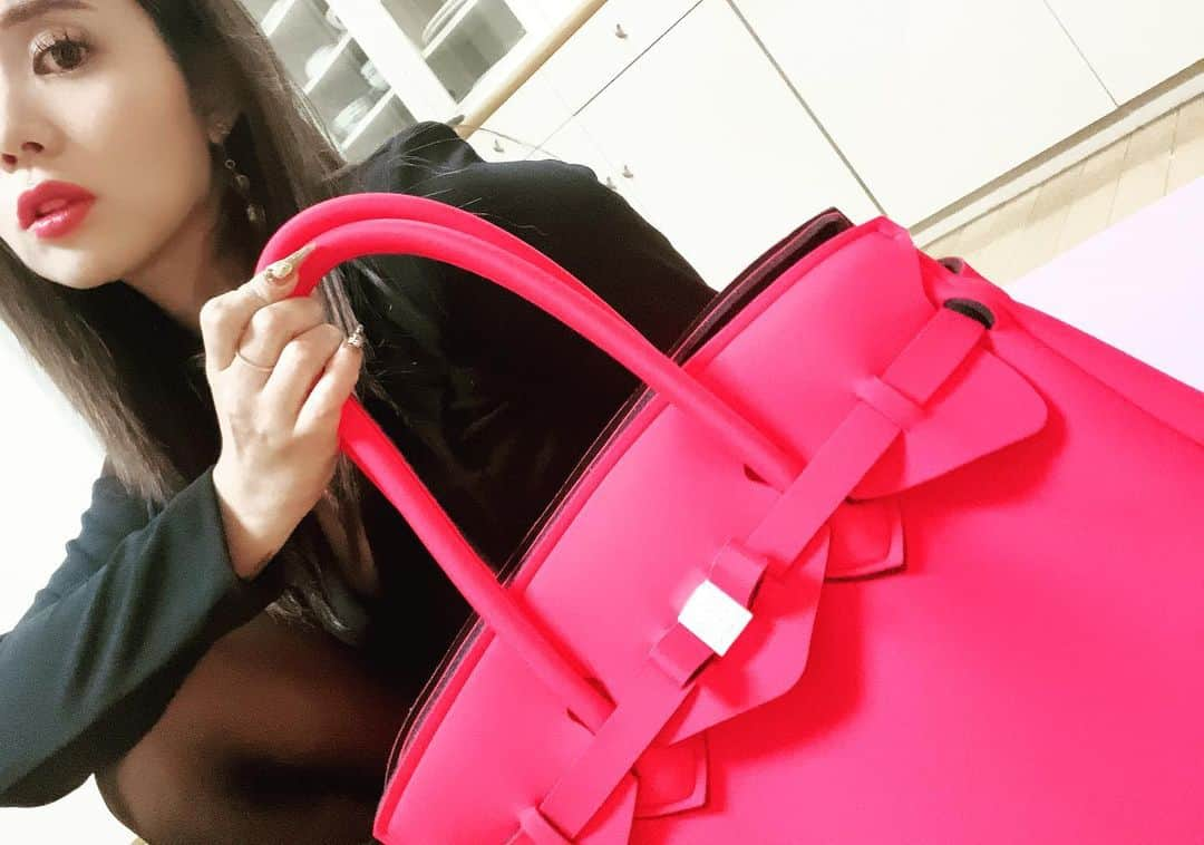 鈴木涼美さんのインスタグラム写真 - (鈴木涼美Instagram)「The best way to carry your computer around and still be safe on your shoulders.  #savemybag #italianred」10月25日 0時07分 - suzumisuzuki