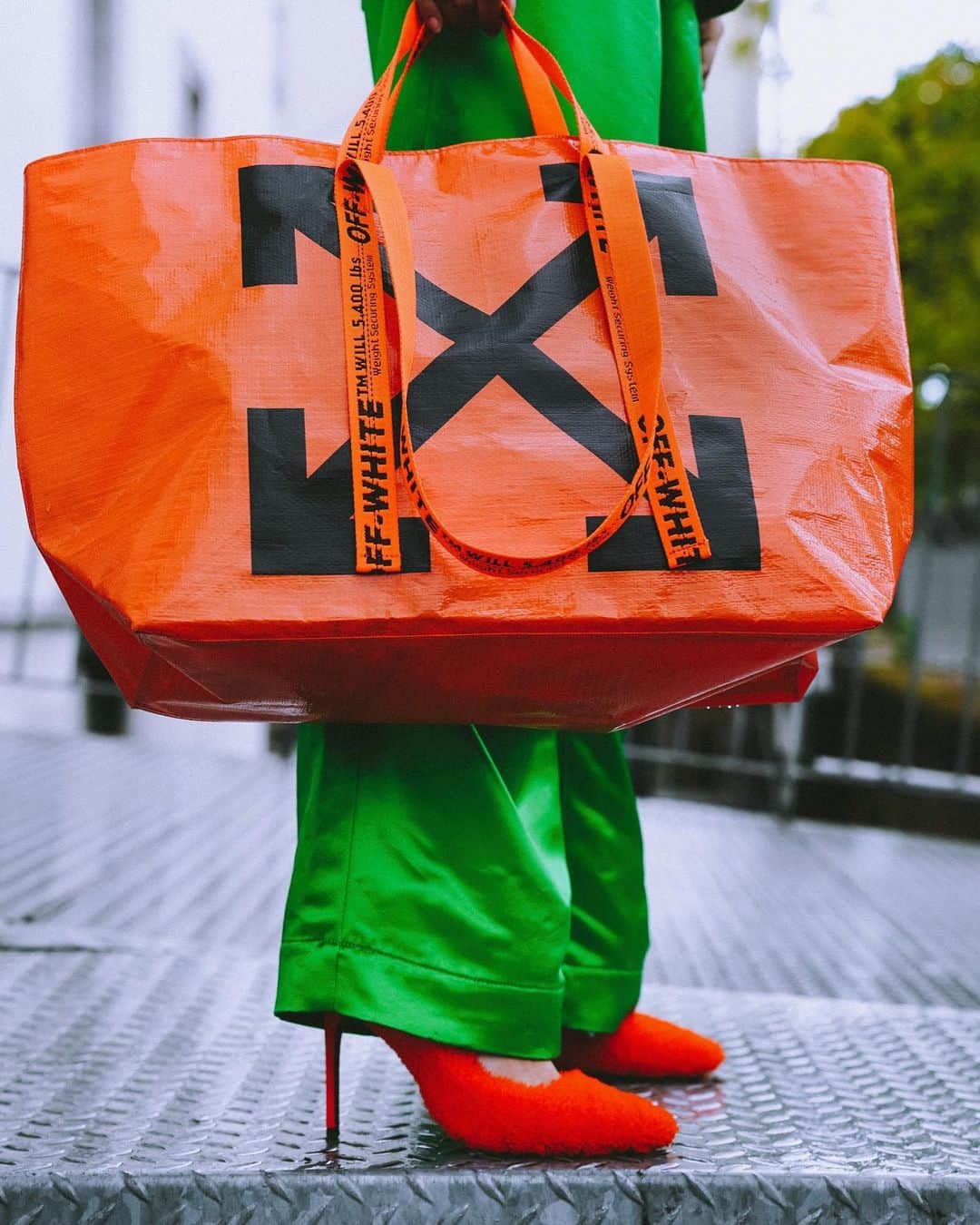 OFF-WHITE C/O VIRGIL ABLOHさんのインスタグラム写真 - (OFF-WHITE C/O VIRGIL ABLOHInstagram)「fw19 women's Off-White™ now available online and at @off___white__paris. photography c/o @chilldays」10月25日 0時08分 - off____white