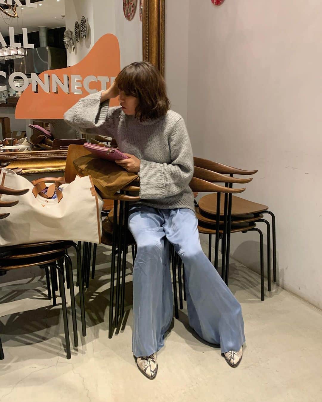風間ゆみえのインスタグラム：「シルバーグレーにサックスブルー この色合わせは力が抜けているのに 華やかで好き。  KNIT / @stylings_official  PANTS / @forte_forte  BOOTS / @schutzoficial  TOTOBAG / @l.uniform  #yumie_k_style」