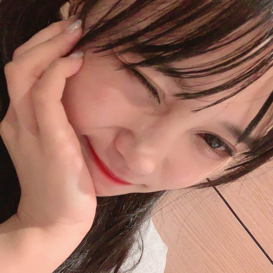 村川緋杏さんのインスタグラム写真 - (村川緋杏Instagram)「雨なら傘さしなさい . と何度言われたことだろうか〜 . 濡れても乾くし帰り道雨降らんかったらどうする？ . 片手ふさがるやん . 濡れてよくね👏 . ていうか しなさい！じゃなくて したら？っていい方変えるだけで全世界幸せになるよ？😆 . よく炎上するわたしから言えたものじゃないけど、ほんとに言葉１つで世界変わると思うんだよね、しなさいっていう言葉じゃなくて、したら？っていう提案に変えるだけで さ . まぁ 提案されてもわたしは小雨じゃ傘ささない😆ばか😆傘くらいさせぇ😆 .  #みろよ #びちょびちょだろ？ #雨だよ #寒い😘」10月25日 0時16分 - murakawabibiann