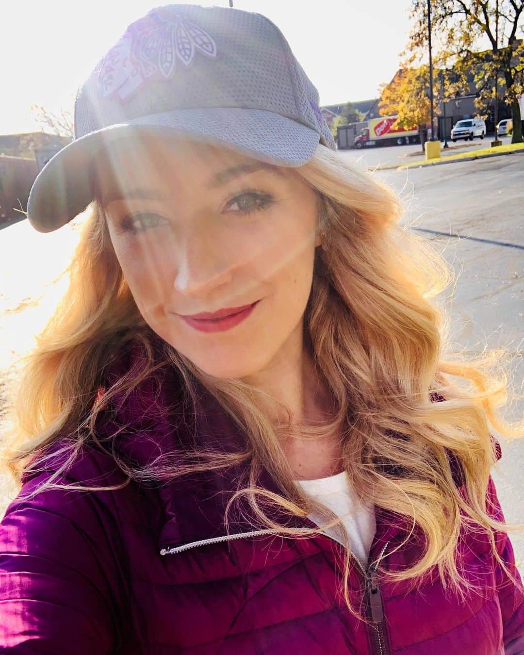 のインスタグラム：「Got my grey on in support of Brain cancer awareness day!💜 Please show your support for #hatsforhope & @braintumourfdn ! Every little bit helps fund research and hope for a better future cancer free!  Love you Mom! Xo - #braincancerawarness #cancersucks #braincancer #endcancer #braintumorawareness」