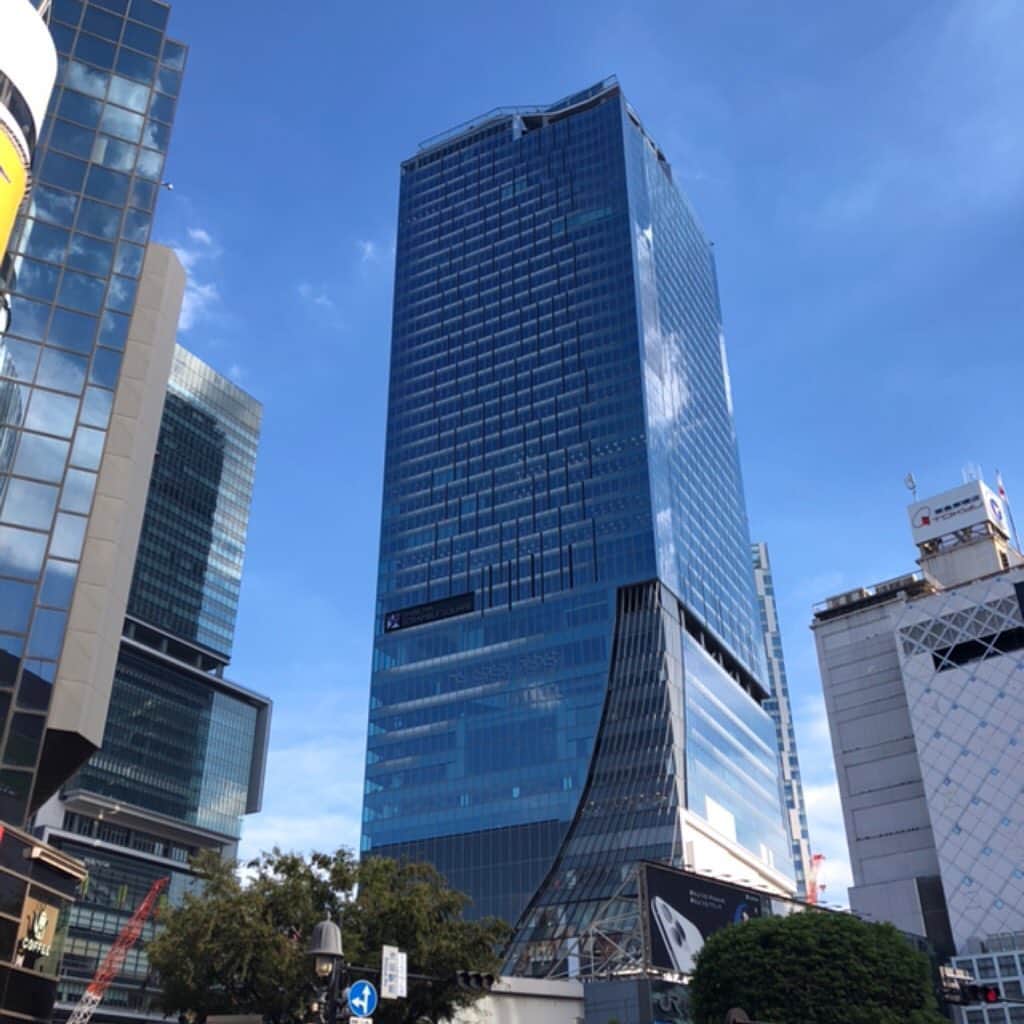 のインスタグラム：「渋谷の新スポット、「渋谷スクランブルスクエア」が2019年11月1日（金）10時にグランドオープン✨﻿ ﻿ 渋谷駅に直結した地上230m・47階建ての大規模複合施設（第1期・東棟）は、話題の屋上展望施設「SHIBUYA SKY」を始め、日本発出店のレストランやトレンドのファッションブランドなど213店舗のショップ&レストランがそろい、見所がたくさん❗️﻿ ﻿ 6階がメインとなるビューティフロアには、﻿渋谷エリア初出店となるイトリンやアンプリチュード、トゥー フェイスド、トム フォード ビューティの他、人気ブランドが勢ぞろい。﻿ 各店舗にはオープンを記念し、限定・先行発売商品や購入金額による豪華なプレゼントも🎁﻿ ﻿ 渋谷から世界にムーブメントを起こすことを目指す新ランドマークで、ぜひコスメショップ巡りを楽しんでみて💄﻿ ﻿ #渋谷スクランブルスクエア #渋谷 #SHIBUYA #SHIBUYASKY #限定商品 #プレゼント #美容 #メイク #コスメ #今日のメイク #コスメ好きさんと繋がりたい #メイクアップ #メイク好きさんと繋がりたい #美肌 #スキンケア #美肌になりたい #スキンケア用品 #美容 #コスメ好きさんと繋がりたい #美容オタク #ビューティー #ビューティ#beauty #美的 #美的com #biteki #bitekicom﻿」