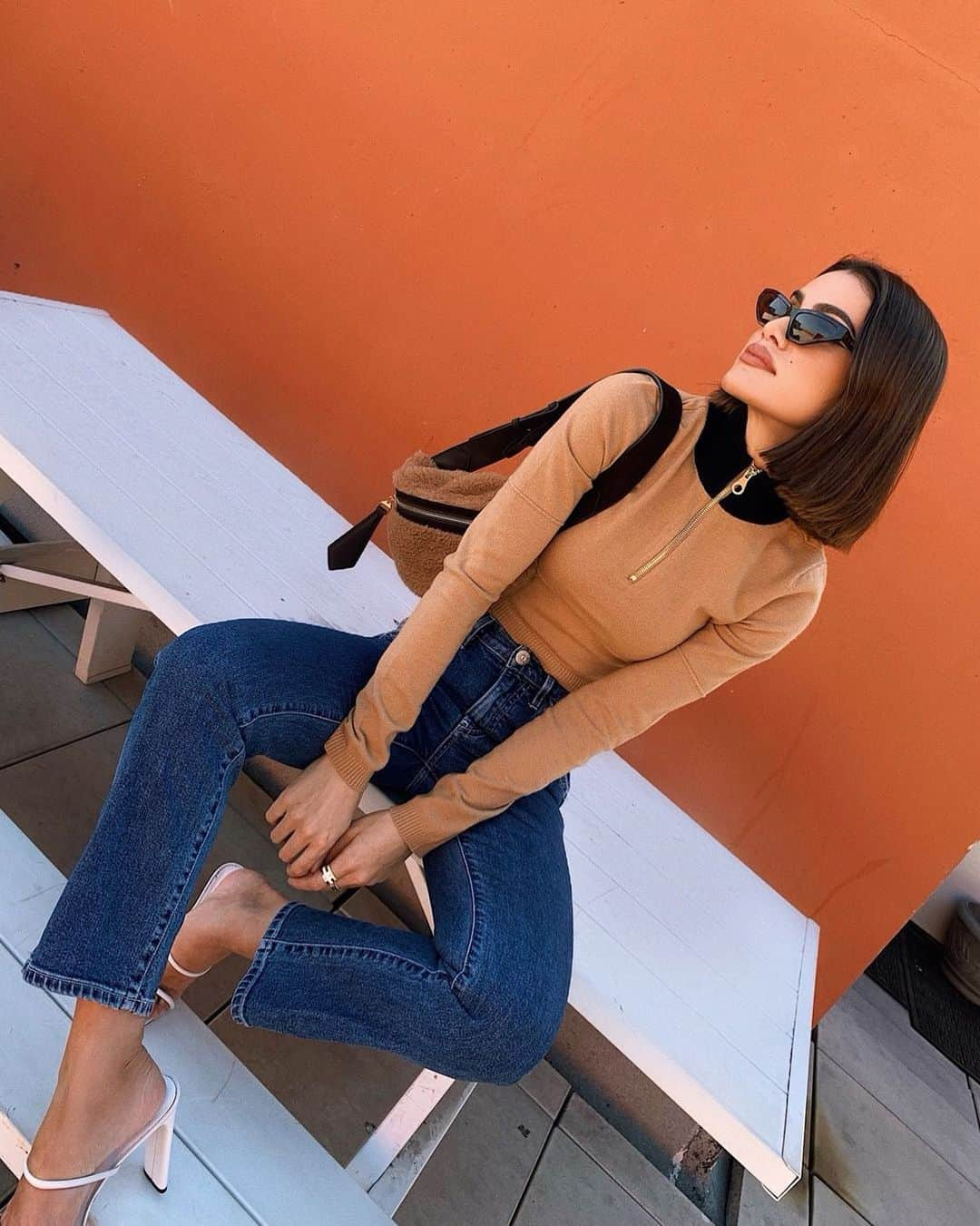 Camila Coelhoさんのインスタグラム写真 - (Camila CoelhoInstagram)「It’s Fall and it is Camel sweater season 🧡 (we launched a few at @camilacoelhocollection @revolve ) #FallUniform #FALL  Chegou a estação das suéters caramelo, e eu AMO!!! (Já esquentou no Brasil?)」10月25日 0時33分 - camilacoelho