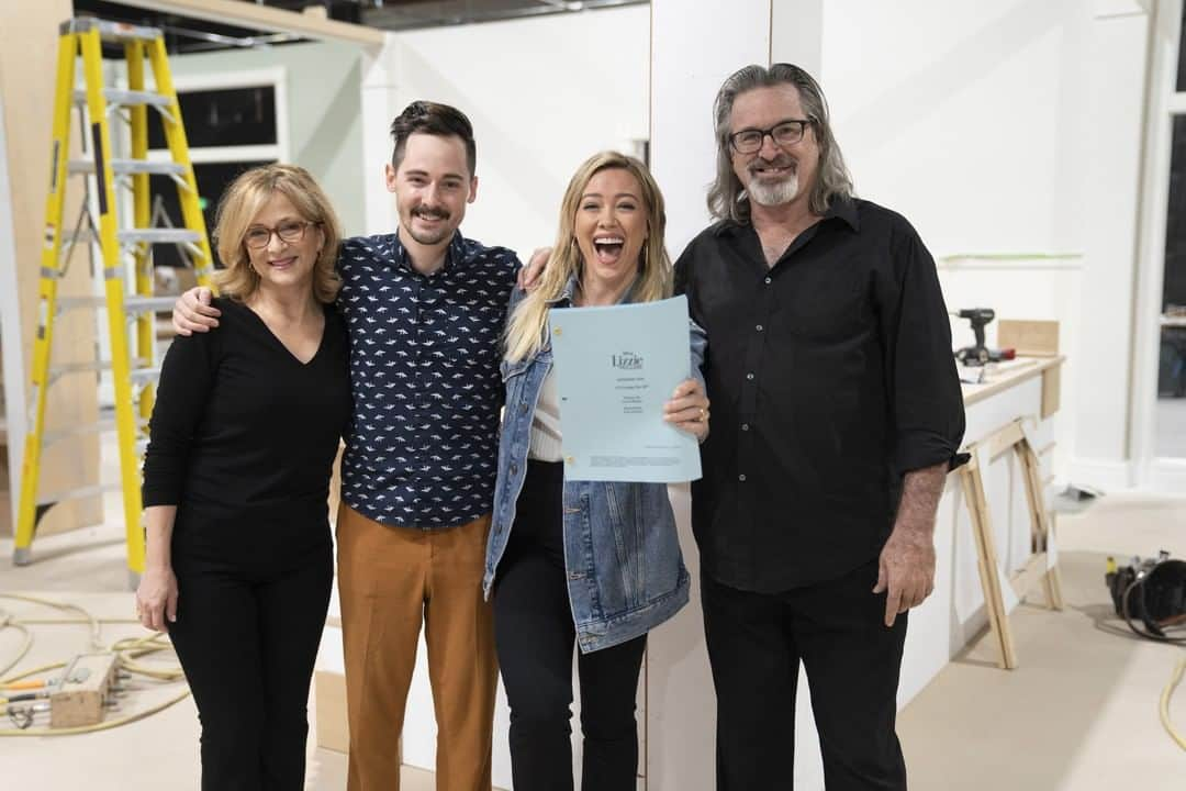 Disneyさんのインスタグラム写真 - (DisneyInstagram)「A picture perfect fam! Hallie Todd, Robert Carradine, and Jake Thomas will reprise their roles as Jo, Sam, and Matt McGuire with Hilary Duff in #LizzieMcGuire, an all-new @DisneyPlus series coming soon. #DisneyPlus」10月25日 6時06分 - disney