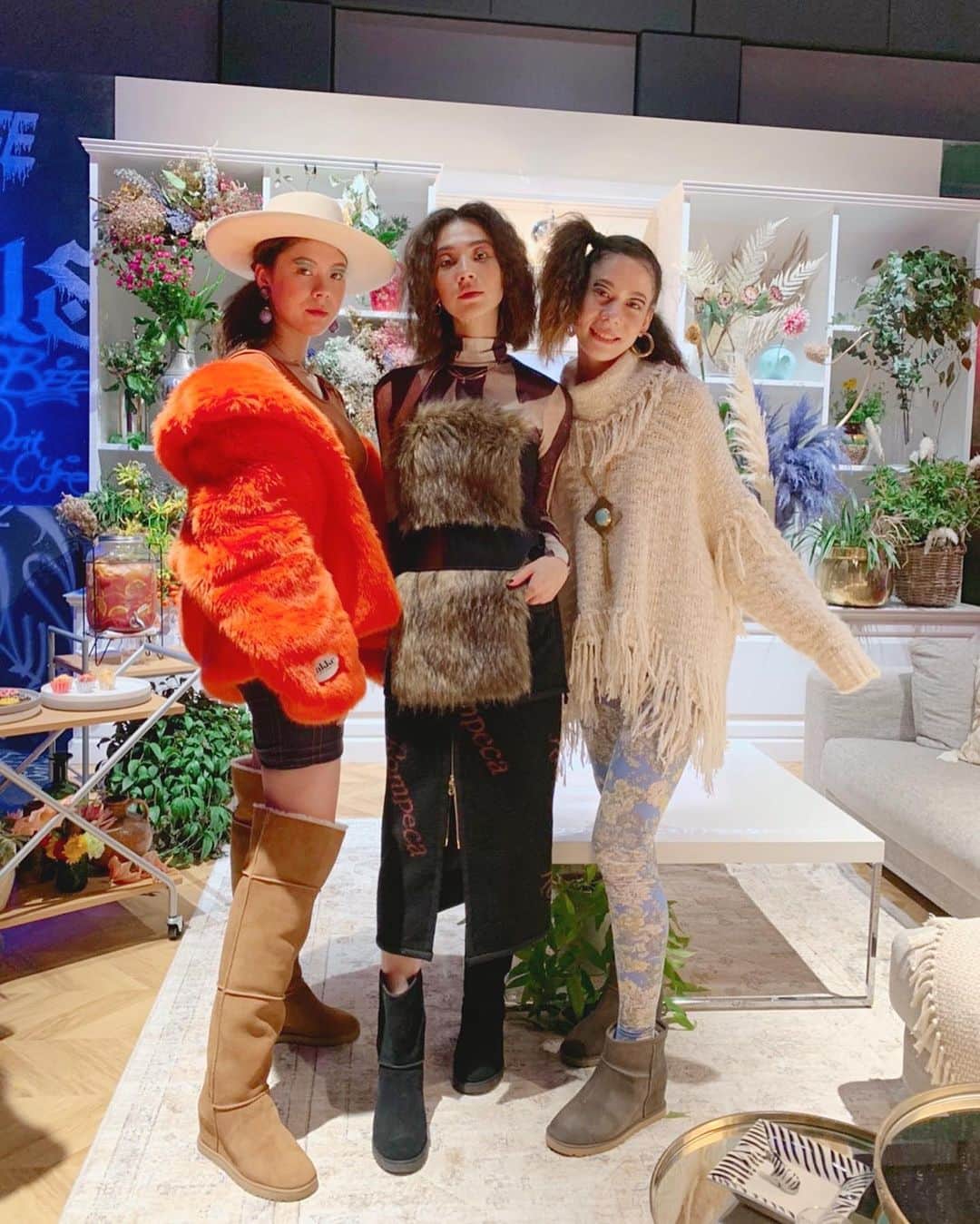 エモン・久瑠美のインスタグラム：「Sisters for @uggjapan ‘s installation 👩‍👩‍👧 UGGのインスタレーションに三姉妹で hairmake by @rei_fukuoka  styling by @yui_sawada109  #ugglife」