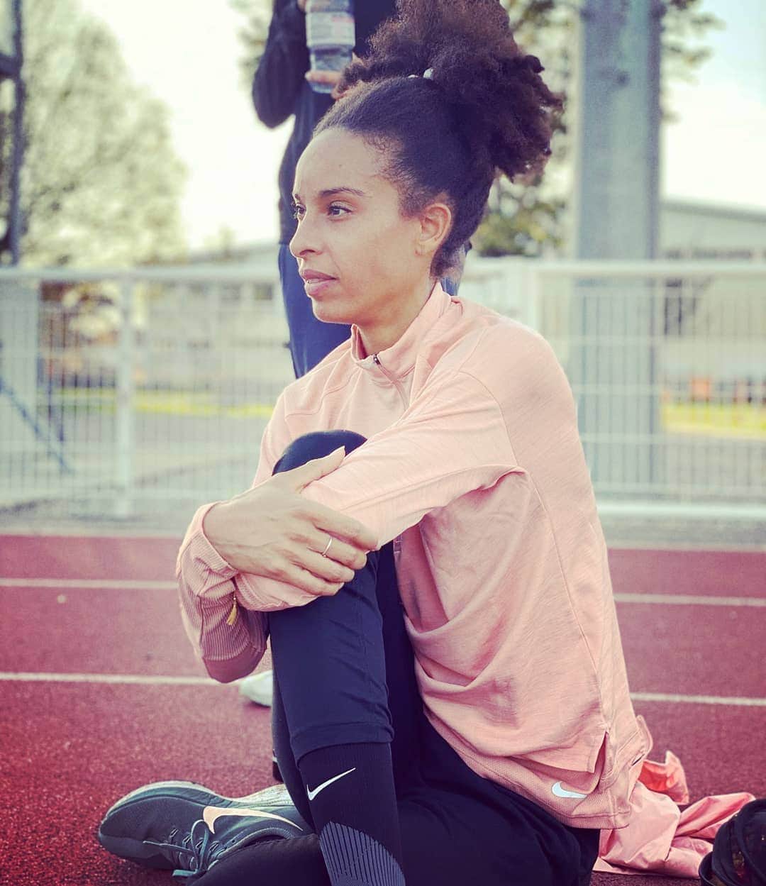 Elea Mariama DIARRAのインスタグラム：「Première séance au ☀ depuis 10 jours 🙌🏽 #nike」