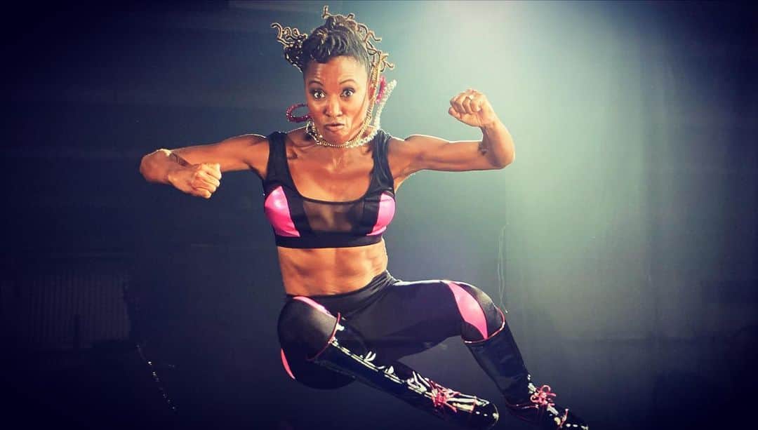シャノーラ・ハンプトンさんのインスタグラム写真 - (シャノーラ・ハンプトンInstagram)「Busting into Thursday like a Superhero! Let’s go! #nosleep #noproblem #AnotherRound @emmakenney video crew」10月25日 0時52分 - shanolahampton
