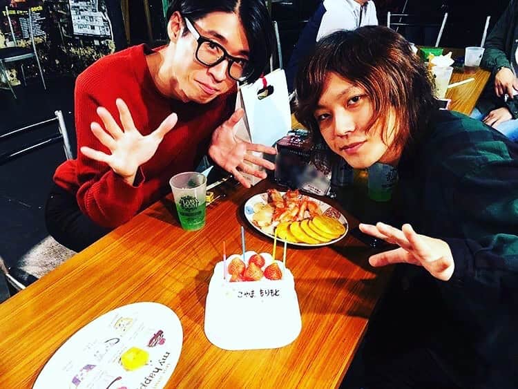 米田貴紀のインスタグラム：「遅くなったけどハッピーバースデーこやまくん🎉 彼は素晴らしいフロントマンです。  #夜の本気ダンス  #ヤバイtシャツ屋さん #autumnjackofseatour  #もりもとくんも祝いました」