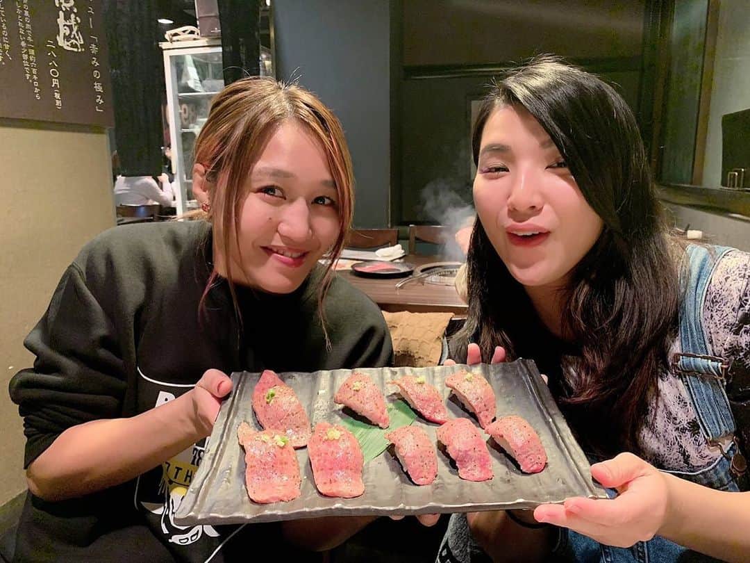 朱里さんのインスタグラム写真 - (朱里Instagram)「魔界稽古のあと志田ちゃんと肉肉肉ー 🧡 11月の魔界は15日と25日！！！ どっちもすごいので絶対来てほしー🥺  ってか志田ちゃんの素晴らしい顔よっ笑🤩  #魔界　#MAKAI #肉 #dinner #delicious #beautiful #meat #niku #sushi #friends #hikarushida #syurikondo」10月25日 0時56分 - syuri_official