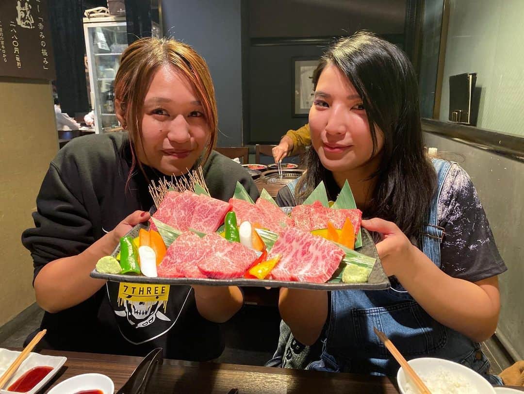 朱里さんのインスタグラム写真 - (朱里Instagram)「魔界稽古のあと志田ちゃんと肉肉肉ー 🧡 11月の魔界は15日と25日！！！ どっちもすごいので絶対来てほしー🥺  ってか志田ちゃんの素晴らしい顔よっ笑🤩  #魔界　#MAKAI #肉 #dinner #delicious #beautiful #meat #niku #sushi #friends #hikarushida #syurikondo」10月25日 0時56分 - syuri_official