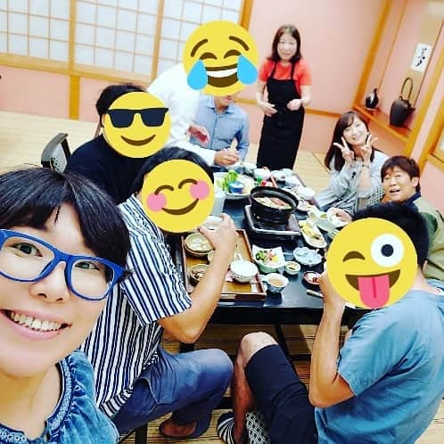 石原祐美子さんのインスタグラム写真 - (石原祐美子Instagram)「京都府笠置町できじ鍋🍲初体験🌟ありがたや🙏 ・ #料理旅館よしや 女将さんオリジナルの、ごま油を少～し効かせたお出汁が、 #カヌー でひっくり返った身体の隅々までしみわたった～～～～ε-(´∀｀*) ・ 最初は少し恐る恐る食べたきじ肉、、、あ😲めちゃくちゃおいしい✨✨✨ほどよい弾力でぜんぜんクセがなくてそれでいて旨味強し✨ 勝手にジビエかと思ってましたが、同じ笠置町の鳥肉専門店 #ナカムラポートリー さんから仕入れてるそうです💡 ・ わーーー！！出たっ！！ナカムラポートリー！！ 京都のフレンチの超名店、火入れの魔術師中原シェフのお店「レーヌデプレ」で食べた鶏肉があまりにもおいしくて、どこで仕入れてはるか聞いたら笠置町のナカムラポートリーさんて教えてくださって、それからずーーーっと気になってたから、やっぱすげーーーっ！！てだいぶ興奮してしまいました(๑°ㅁ°๑)‼✧ てかお肉おいしすぎたらすぐどこのか聞いてしまうクセ😁 ・ ・ 締めのラーメンまで絶品、きじ鍋コースは年中食べられるそうなので予約してぜひ一度✨ そして冬はボタン鍋も(*´﹃｀*) ・ ロケ終わってから、スタッフさんも一緒にみんなでお腹いっぱいいただきました(人 •͈ᴗ•͈) ・ 女将さん、ご主人、ありがとうございましたー*\(^o^)/* ・ ・ ・ #京都グルメ #京都府 #kyoto #笠置町 #笠置町グルメ #料理旅館よしや #きじ鍋 #きじ鍋コース料理 #雉 #鍋料理 #japanesefood #washoku #鳥料理 #ご当地グルメ #名物 #食べスタグラム ・ ・ ・ #木津川でカヌーめちゃくちゃ楽しかった😊 #折りたたみ式カヌー いつかほしい😍 #フジタカヌー さんまじすごい！！ #グルメも遊びもすごいぞ笠置町！！ ・ ・ #京街Diary #KBS京都テレビ #毎週木曜日23時から放送中  来週も笠置町です✨ #見てね💕」10月25日 0時59分 - chiki2johnny14