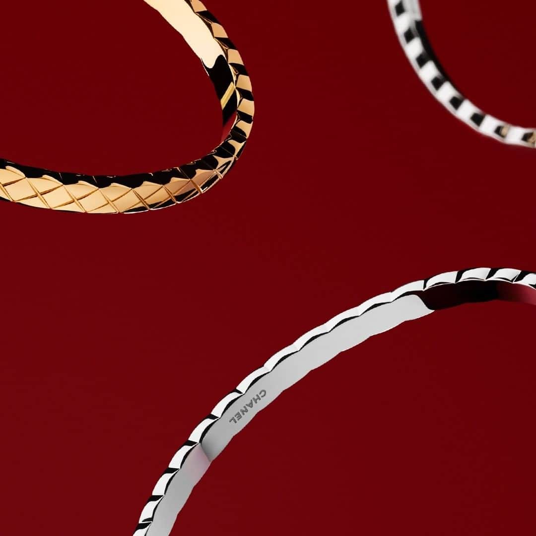 シャネルさんのインスタグラム写真 - (シャネルInstagram)「COCO CRUSH. Discover the bracelets from the #COCOCRUSH fine jewelry collection, available in BEIGE GOLD, yellow gold or white gold. With or without diamonds. A rounded collection inspired by the emblematic CHANEL quilted pattern.  #CHANELFineJewelry Discover the COCO CRUSH Fine Jewelry Collection - Link in bio」10月25日 1時00分 - chanelofficial