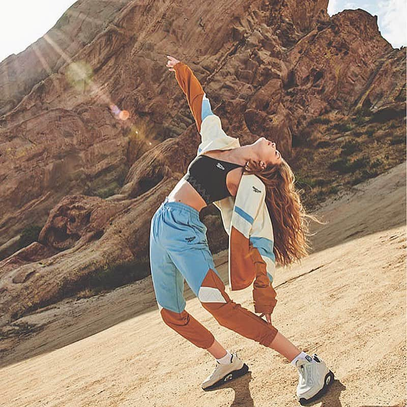 ジジ・ハディッドさんのインスタグラム写真 - (ジジ・ハディッドInstagram)「For #REEBOKxGIGI Season II, I was inspired by Reebok’s 90’s ‘Boundless’ collection ⛺️ and the endless possibilities & wonder the great outdoors bring. These pieces are functional and effortless; I’m so excited to see the adventures they join you on !!!! Thank you all for your support of the first season, and to my @reebok family for the opportunity to continue creating in this space. Made with love, always. xG ⛰🍂⚡️ @reebokwomen @reebokclassics FULL COLLECTION NOW AVAILABLE AT REEBOK.com/gigihadid (link in bio) and select stores Worldwide 👟」10月25日 1時04分 - gigihadid