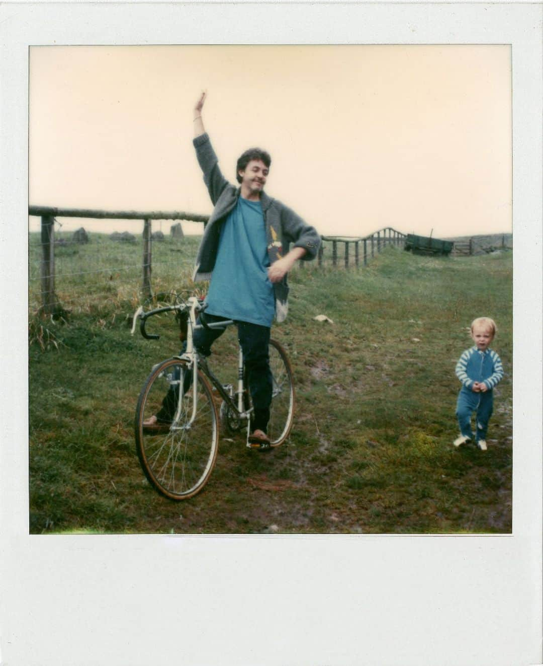 ポール・マッカートニーさんのインスタグラム写真 - (ポール・マッカートニーInstagram)「Paul and @jamesmccartneyofficial in Scotland. Polaroid by @lindamccartney #ThrowbackThursday #TBT  #1980s #PaulMcCartney #LindaMcCartney #JamesMcCartney #ThePolaroidDiaries #Polaroid」10月25日 1時14分 - paulmccartney