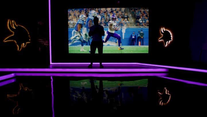 エリン・アンドリューズのインスタグラム：「Tonight @dalvincook sits down for @nflonfox Thursday Night Pregame Show! “He’s fun to watch, but you don’t want to defend him” AWESOME @jsantos1111 @vtrilling @jilliangregory 💜💛 @vikings #skol #vikings #nfl」