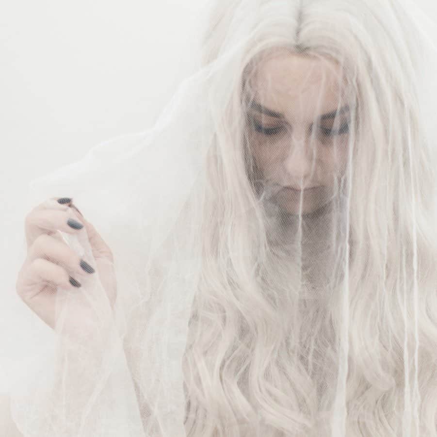 のインスタグラム：「When I was 11 I made my first Halloween costume. I cut 2 holes in an old bedsheet and I was a ghost. This year I’m stepping up my 👻game a little. Link in bio x」