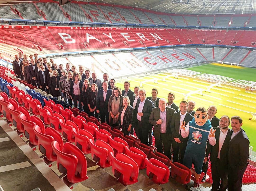 フィリップ・ラームさんのインスタグラム写真 - (フィリップ・ラームInstagram)「Workshop mit den Vertretern aller Austragungsorte der #EURO2024 in der Allianz Arena. Gemeinsam wollen wir für Fans in ganz Deutschland und Europa ein großes Fußballfest auf die Beine stellen - von Hamburg bis Stuttgart und Gelsenkirchen bis Berlin. #UnitedByFootball Workshop with the representatives of all EURO 2024 venues at the Allianz Arena. Together we want to organize a big football festival for fans all over Germany and Europe - from Hamburg to Stuttgart and Gelsenkirchen to Berlin. @unitedbyfootball2024」10月25日 1時36分 - philipplahm