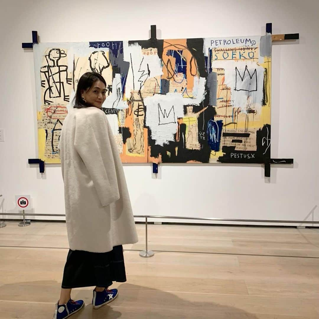 前田典子さんのインスタグラム写真 - (前田典子Instagram)「#バスキア展 へ #ジャンミシェルバスキア  #jeanmichaelbasquiat  1980年代のアートシーンに流星のごとく現れた 💫  日本で初の本格的な展覧会 #バスキア展メイドインジャパン 🇯🇵 日本の事が描かれている作品も #100YEN #おりがみ など #バスキアのメッセージ #描けそうで描けない💦 #刺激もらった #アート鑑賞」10月25日 1時39分 - maenorichang