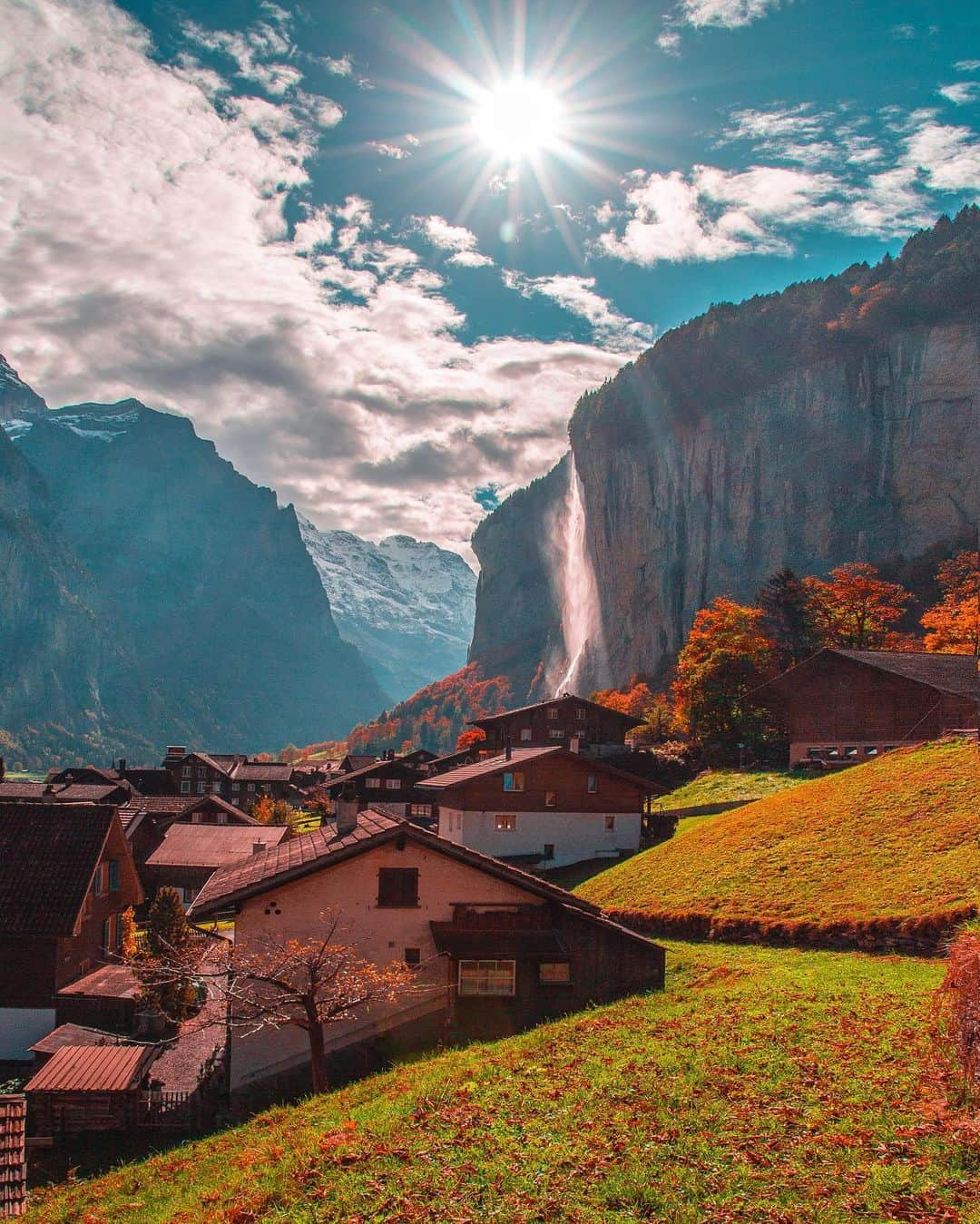 Hatice Korkmaz The Color Queenさんのインスタグラム写真 - (Hatice Korkmaz The Color QueenInstagram)「My third time in #lauterbrunnen was even more wonderful💚🍁🧡🍂 @lauterbrunnen & @jungfraujochtopofeurope 🙏😘 #switzerland #autumn #fall #love #colors #nature」10月25日 1時46分 - kardinalmelon