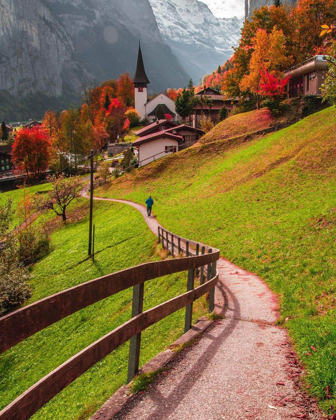 Hatice Korkmaz The Color Queenのインスタグラム：「My third time in #lauterbrunnen was even more wonderful💚🍁🧡🍂 @lauterbrunnen & @jungfraujochtopofeurope 🙏😘 #switzerland #autumn #fall #love #colors #nature」