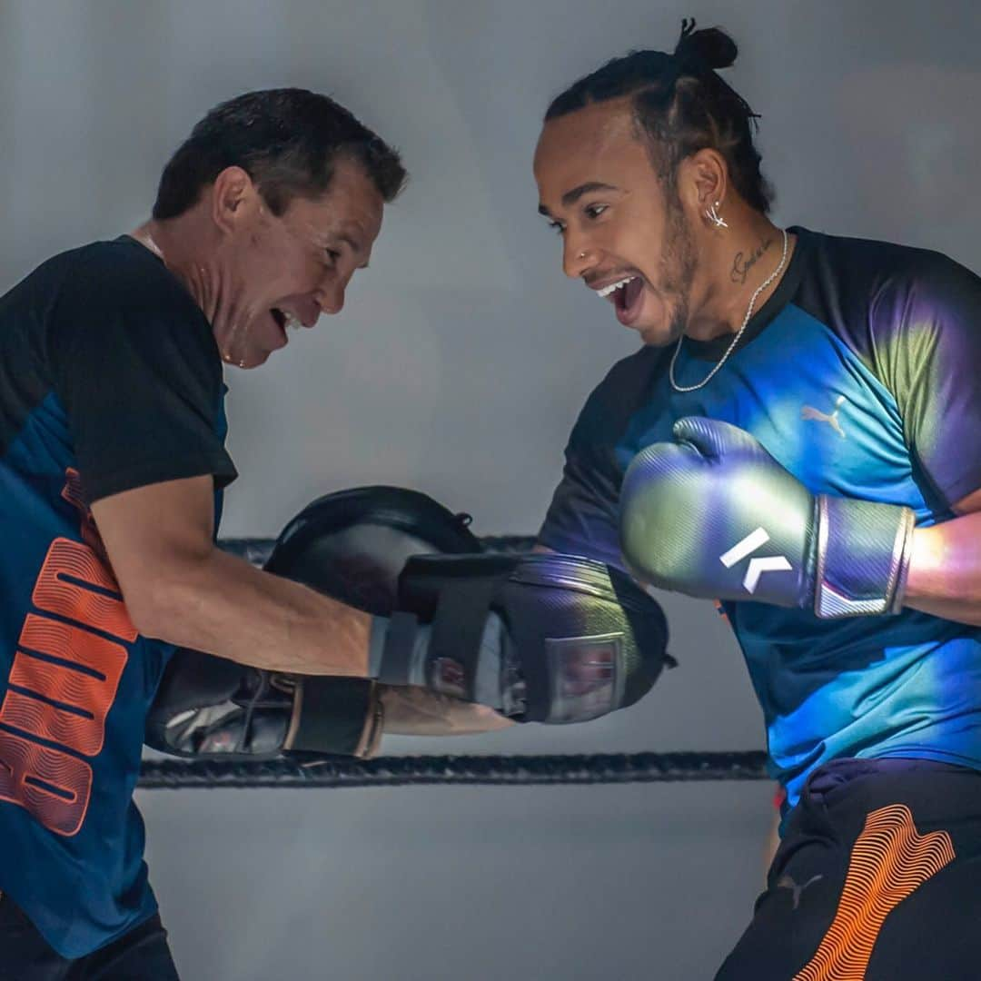 ルイス・ハミルトンさんのインスタグラム写真 - (ルイス・ハミルトンInstagram)「Mexico City training with my Puma fam and the legend Julio César Chávez 🥊 So honoured to step into the ring with you. I'm now ready to bring the fight this weekend.」10月25日 1時48分 - lewishamilton