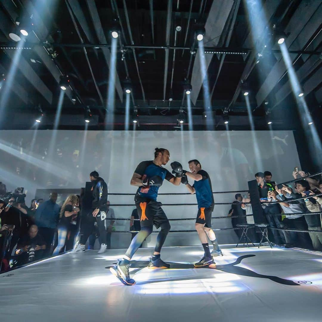 ルイス・ハミルトンさんのインスタグラム写真 - (ルイス・ハミルトンInstagram)「Mexico City training with my Puma fam and the legend Julio César Chávez 🥊 So honoured to step into the ring with you. I'm now ready to bring the fight this weekend.」10月25日 1時48分 - lewishamilton