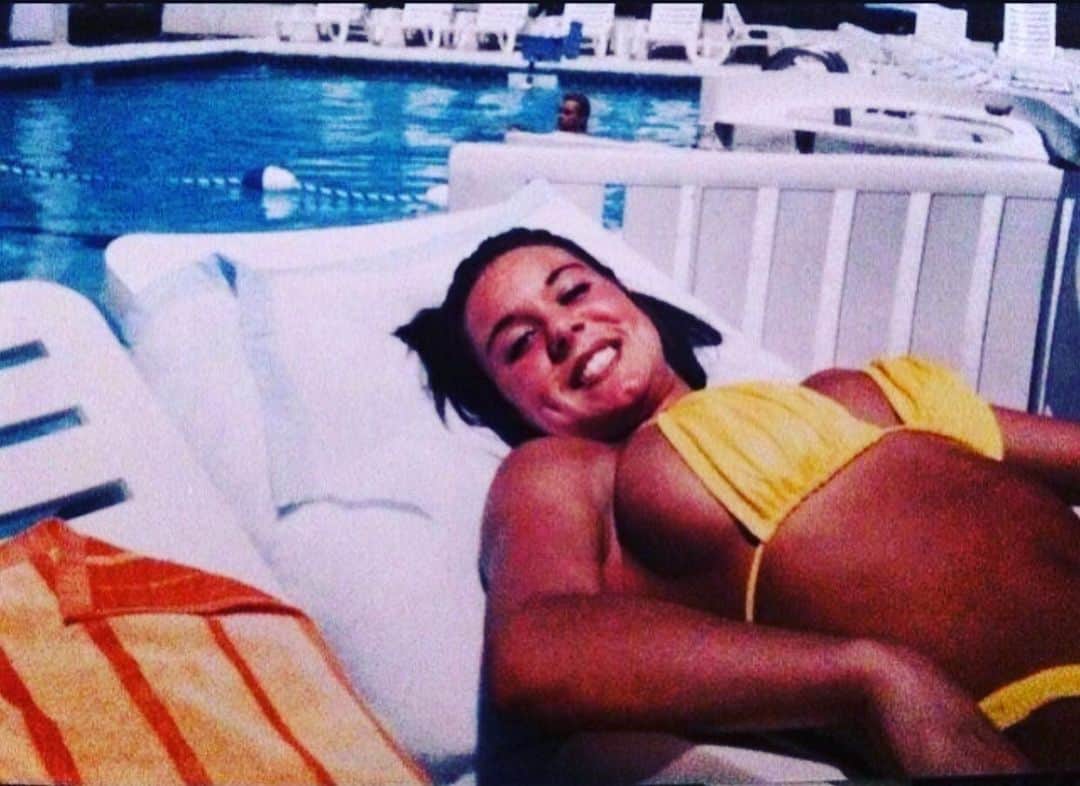 Kendra Lustさんのインスタグラム写真 - (Kendra LustInstagram)「#tbt #throwbackthursday #the90s 😳 i still remember buying that #bikini i wanted it so bad lol」10月25日 2時08分 - kendralust
