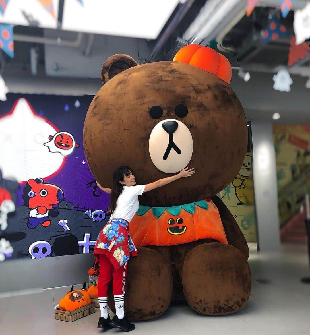 Jade Furutaのインスタグラム：「抱きしめて💕🧸Hold me tight🎃💋 #tokyohalloween #ハロウィン . . . . . . . . . . . . . . . . . . . . . . . . . . . . #観光インフルエンサー #夏 #インフルエンサー #インスタグラマー #lovejapan #visitjapan #ハーフタレント #渋谷 #lostinjapan #キュート #ilovejapan #ショッピング #japantravel #harajuku #インスタグラマーズジャパン #discovertokyo #かわいい #東京ファッション #discoverjapan #tokyoguide #イベント #ブラジル人モデル #外国人モデル #igersjp」
