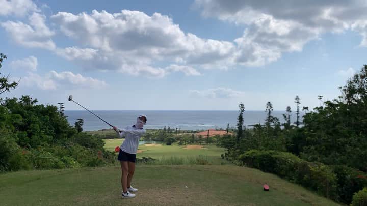 相川友希のインスタグラム：「人生初の沖縄ゴルフ⛳️ #ゴルフ #絶景 #下手くそ #楽しい #ゴルフ好きな人と繋がりたい #練習したい #沖縄」