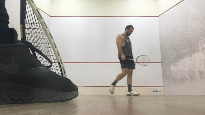 トム・ヒドルストンのインスタグラム：「When are we going to play squash? @betrayalbwy #BetrayalBroadway」