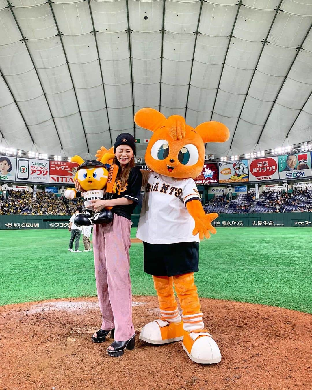 陽菜えみるさんのインスタグラム写真 - (陽菜えみるInstagram)「. . 選手球団の皆さん⚾️✨✨ そして野球ファンの皆さん💫 今季も本当にお疲れ様でした‼️‼️ . 私は昨季今季とジャイアンツを中心に 野球観戦や活動をさせて貰い 今までの野球活動とは違う 推し球団がある楽しさ面白さを知り 思い入れがある中で 5年ぶりのリーグ優勝に立ち会えて とても嬉しく幸せでした🏆🎊✨✨ . 優勝あとには 19年間ずっとチームの中心で突っ走ってきた チームの顔である阿部さんが引退を発表‼️‼️ 気持ちもさらに高まりCSを勝ち抜いて より日本一への思いが チームと共にファンの中でも 間違いなく強くなっていきました‼️‼️ 結果は日本一には届きませんでしたが 一晩明けて阿部さんの来季2軍監督が発表され またファンにも夢が出来ました⚾️🌈✨✨ . いつか昨晩の心残りを 阿部監督と叶えたい... 阿部ジャイアンツで日本一がみたい🏆🎊✨✨ まだ少し気が早いですが 野球歴史はこれからも刻まれていきます‼️‼️ これからの野球にも期待しかないです‼️‼️ . 個人的な話だとご縁により 急遽こんな機会が訪れました⚾️💫 初めてドームのバッターボックスと マウンドに立たせて頂きました‼️‼️ 始球式が目標の私は 一足早く土を踏ませてもらって大興奮と共に よりここで投げたいという思いが... まだまだ精進です頑張ります😤😆👊🌈⚾️ . . ※急遽球場に入れて頂いたので ヒールで来たことを大後悔😢😫 芝や土を削らないように そっとゆっくり歩きました🚶‍♀️ . #プロ野球 #読売ジャイアンツ #ジャイアンツ #読売巨人軍 #巨人 #原巨人 #原ジャイアンツ #和と動 #巨人ファン #ジャイアンツファン #野球好きと繋がりたい #巨人ファンと繋がりたい #g女 #ジージョ #王者奪還 #リーグ優勝 #カウントダウン 今年は巨人の優勝が観たい ジーズンあっという間もう#ドラフト 楽しみ その前にCS日シリ #クライマックスシリーズ #日本シリーズ #ユニフォーム #ユニフォーム女子 #ユニフォームマジック #マーベル ×巨人コラボユニ #npb #tokyogiants #野球好き #無類の野球好き #無類の野球ファン #陽菜えみる」10月25日 3時16分 - emiru_haruna