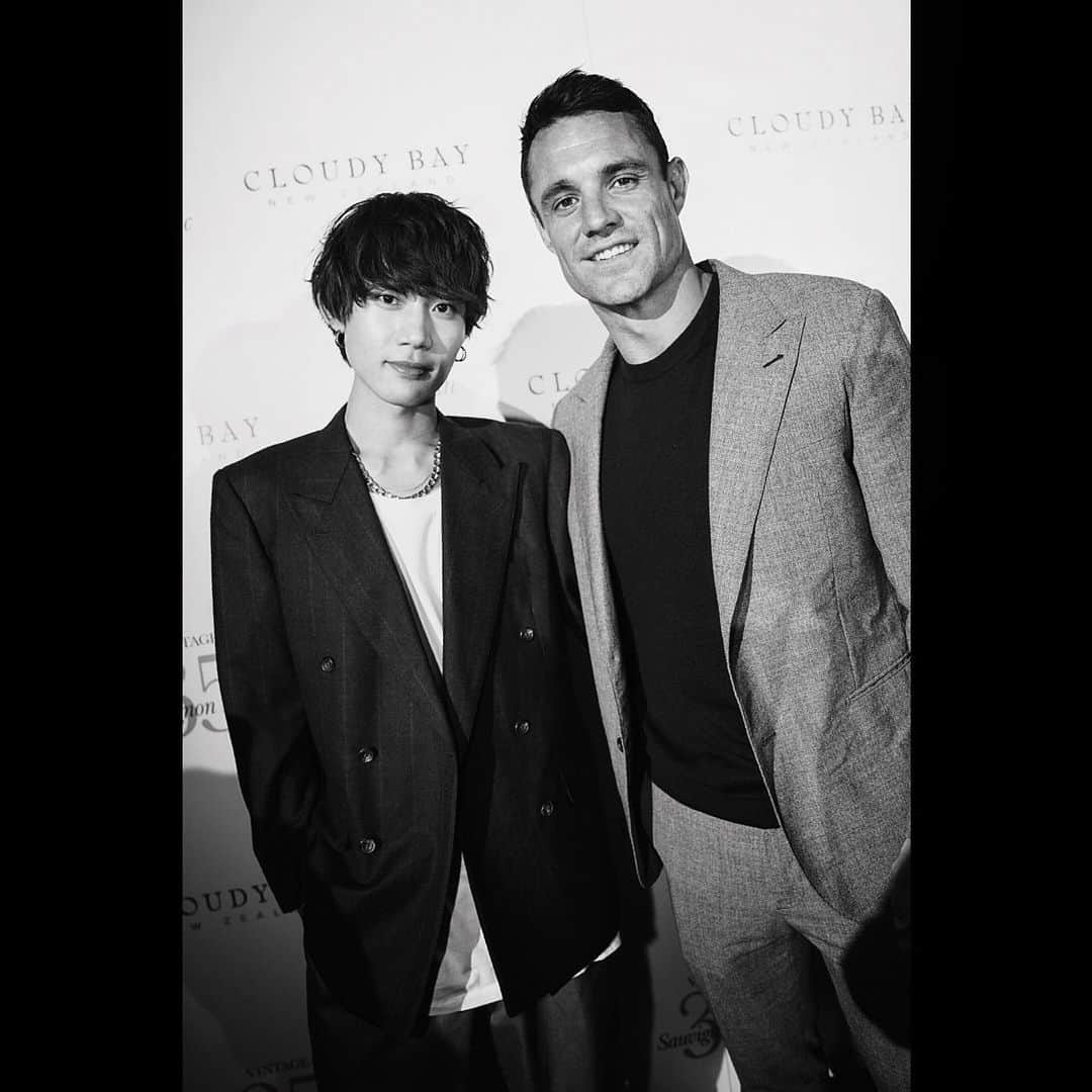 花沢将人のインスタグラム：「NZを代表するワイナリーCLOUDY BAYが造るソーヴィニヨンブランの35周年記念イベントに、ラグビーNZ元代表のレジェンド、ダンカーター選手がゲストで来場しておりました。 #🏉 #🍷 #CLOUDYBAY」