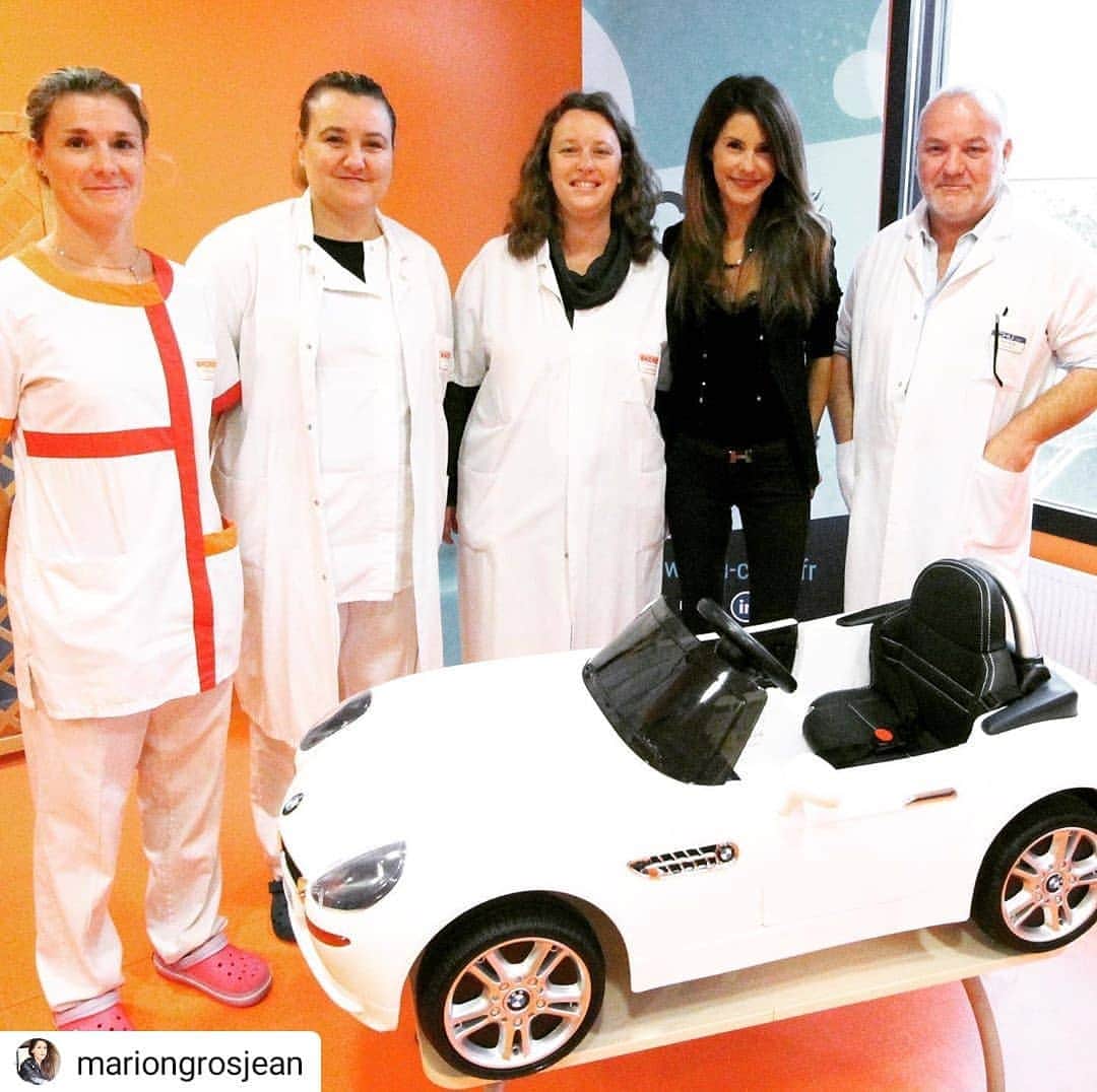 ロマン・グロージャンのインスタグラム：「Très fier de ma femme #Repost @mariongrosjean • • • • • À l’hôpital de Caen, au service pédiatrique, pour remettre une petite voiture électrique qu’utiliseront les enfants en partance pour le bloc opératoire. Leur angoisse s’envole, et la nôtre devient soudain (un peu) plus facile à porter... Bravo à toute la formidable équipe que j’ai eue la chance de rencontrer. Bravo pour son travail, son courage, sa force. Et merci, surtout pour les  enfants... #desvoitureselectriquespourleshopitaux #happykids #keepsmiling #caen #hopital #pediatrie」