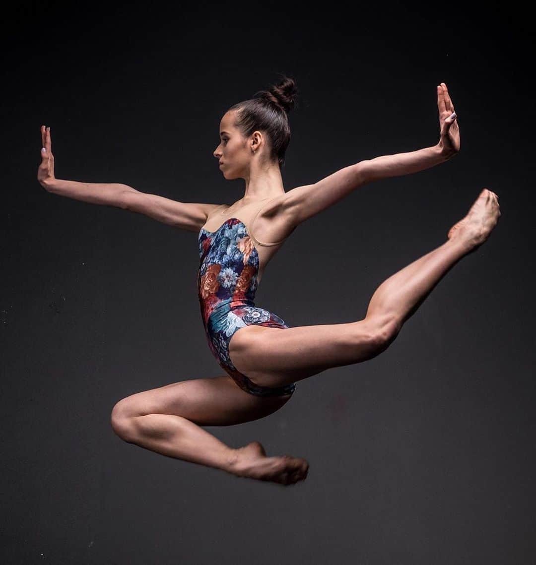 マリア・コーレワさんのインスタグラム写真 - (マリア・コーレワInstagram)「Repost from @nikewomen 🙏🏻 “Ballet is 100% grace and 100% athleticism. Keep that 200% in balance and you'll be fine." Ballet embodies the most incredible contrast between grace and power in sport. Nobody captures it better than @marachok to inspire thousands of young aspiring dancers. 📷 @darianvolkova  ____________________________________ Thank you so much @nike @nikewomen for trusting, it’s such a big honor to be a part of your big family!!! Thank you for empowering, motivating and inspiring millions of us and for making our world a better place by sharing the beautiful stories of exceptional people!!! 💪🏻🙏🏻 “Just do it!” ❤️ #nike #nikewomen #mariakhoreva」10月25日 3時33分 - marachok
