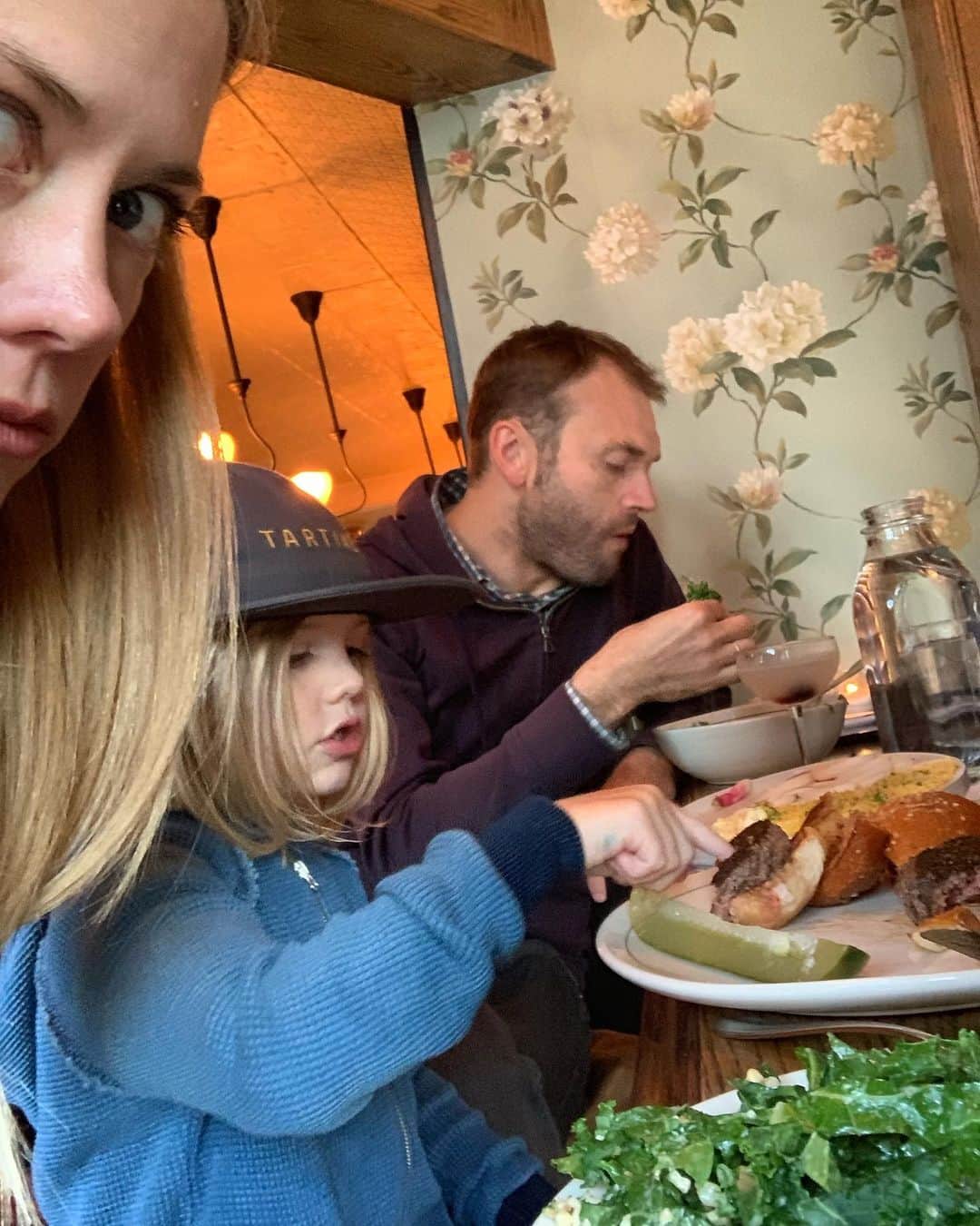 クレア・コフィーのインスタグラム：「@redhooktavernbk throwing down some serious business. #familymeal」