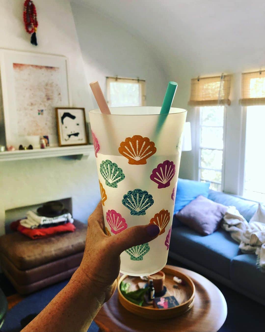 クリスティン・ウッズのインスタグラム：「Behold. The Schwunny Cup. A cup infused with magical healing properties. Discovered in a mystical cave of cardstock and glue gun residue. Proof that the witch who once used it was POWERful. A cure for the common cold. An elixir to draw out the toxins of a failed plan, a bad day, a hangover. It doubles the efficacy of antibiotics and makes everything taste like it’s your birthday. Doesn’t work unless you’ve washed straws in JUST before boiling water several times for re-use. And then never thrown them away. They must be kept, in a drawer, assuaging the guilt you feel for using them. You’ll find a way to use them. Maybe for your cards. Maybe you’ll crochet them. Is that possible. Who knows. I know. The answer is yes. You’ll wait for the new technology that makes them efficient. You’ll dissolve them in acid. You’ll do anything but throw them away. And you will feel better in the morning. 💖🐚💖🐚💖 🐚💖」
