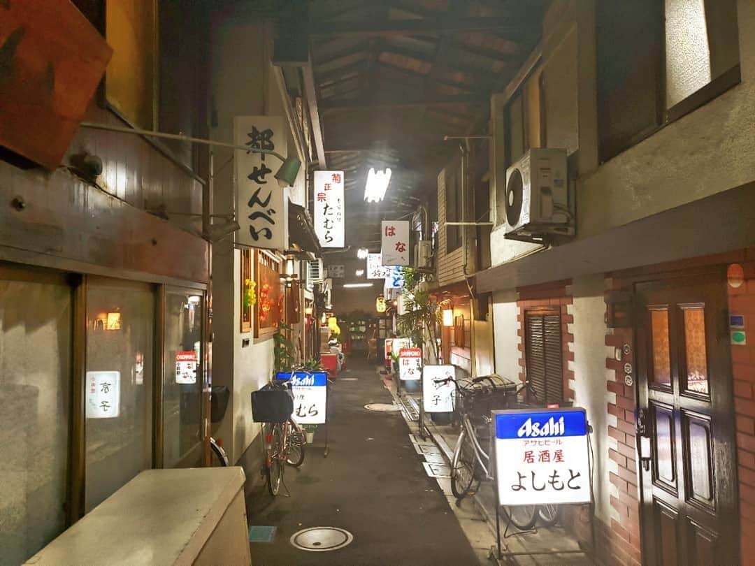 藤岡幸夫のインスタグラム：「谷中の夜…昔のボクだったら「うわぁ～レトロでロマンチックね～」と喜ぶ彼女に「だろ！今晩は昭和味の恋におちちゃおうぜ、べいべー」と意味不明アホな会話が出来たのにそれが今ではあーた、隣はやっぱりオッサンなんです😭でも日本を代表するバリトンの河野克典さん😊谷中通！松茸鍋美味しかった～👍河野さんとは以前サントリーの客席でフォーレのレクイエムの素晴らしい歌唱を聴いて以来お会いしたかった。誕生日が僕と同じでFacebookでの縁。楽しい時間をありがとうございました❗」