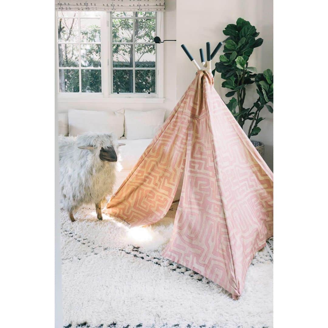 エリン フェザーストンのインスタグラム：「With a new baby in the house, we’ve been spending a lot more time at home the last few months. My adventurous three year old has been a little restless, so I’ve been trying to update our space to keep it fun for him. I knew I had to have this teepee from @stfranktextiles the moment I saw it. It’s made from classic Kuba cloth, and I think I would want it in my house even if I didn’t have kids! My son is loving it and it’s a great example of how it is possible to integrate children’s play pieces into your home to create a space that everyone wants to be in together. I’ll be sharing the evolution of this space in my stories. #thefetheresnest 📸@mollyktadams」