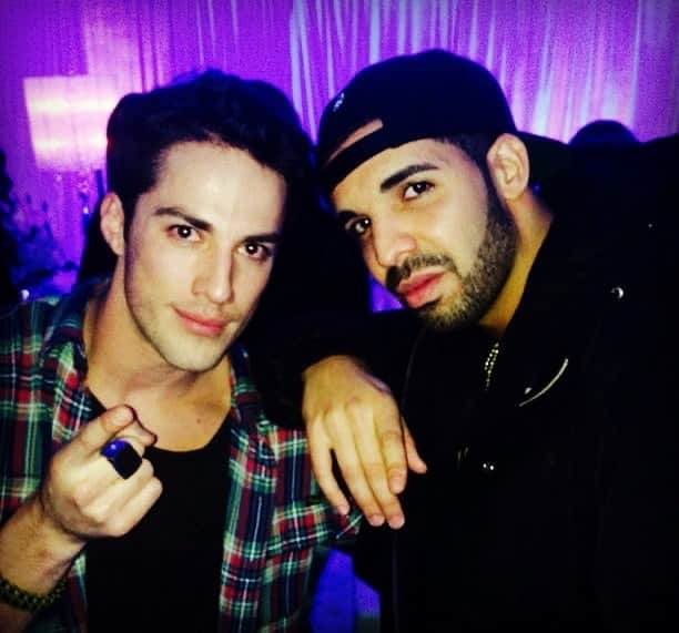 マイケル・トレヴィーノのインスタグラム：「Happy Birthday to my best friend in the whole world @champagnepapi. We going to #tbt with my bloodshot eyes all the way to 2013 at the “Would You Like a Tour?” Concert. We use to love to finger point in photos 👈🏼☝🏼👉🏼👇🏼 Miss you buddy! #bestfriends #ovo」