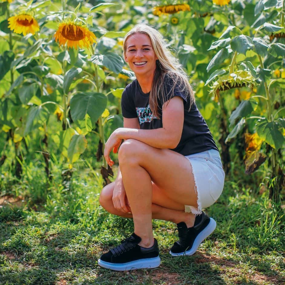 ジェンマ・ボナーのインスタグラム：「Good times & tan lines 🌻」