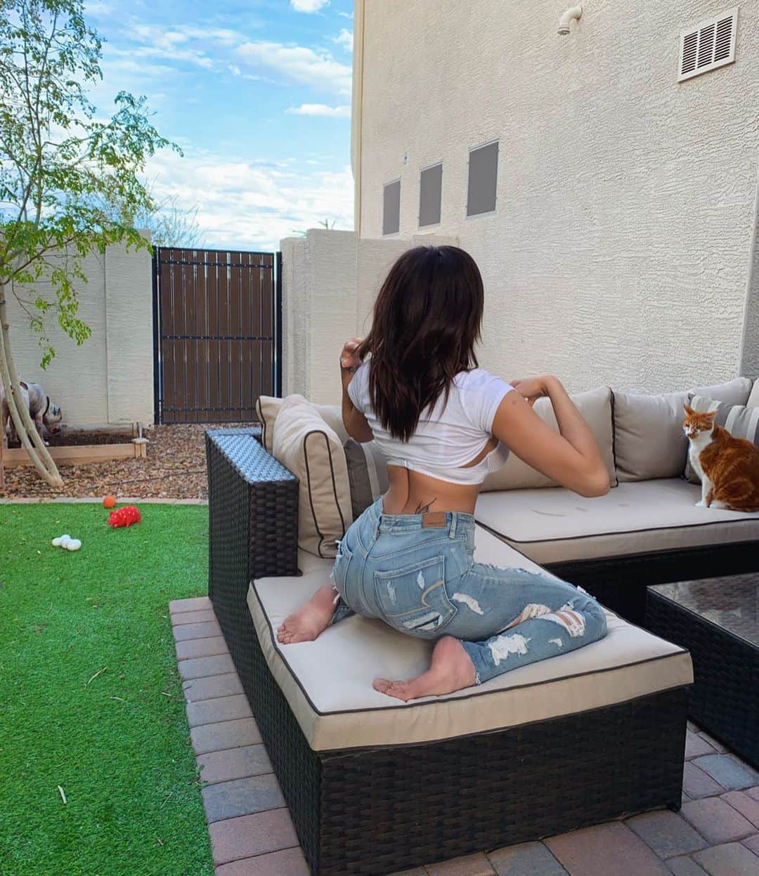 のインスタグラム：「Throwback to exactly 1 year ago when I had short hair😧💇🏻‍♀️... Also why’s my cat always gotta judge me like that😅」