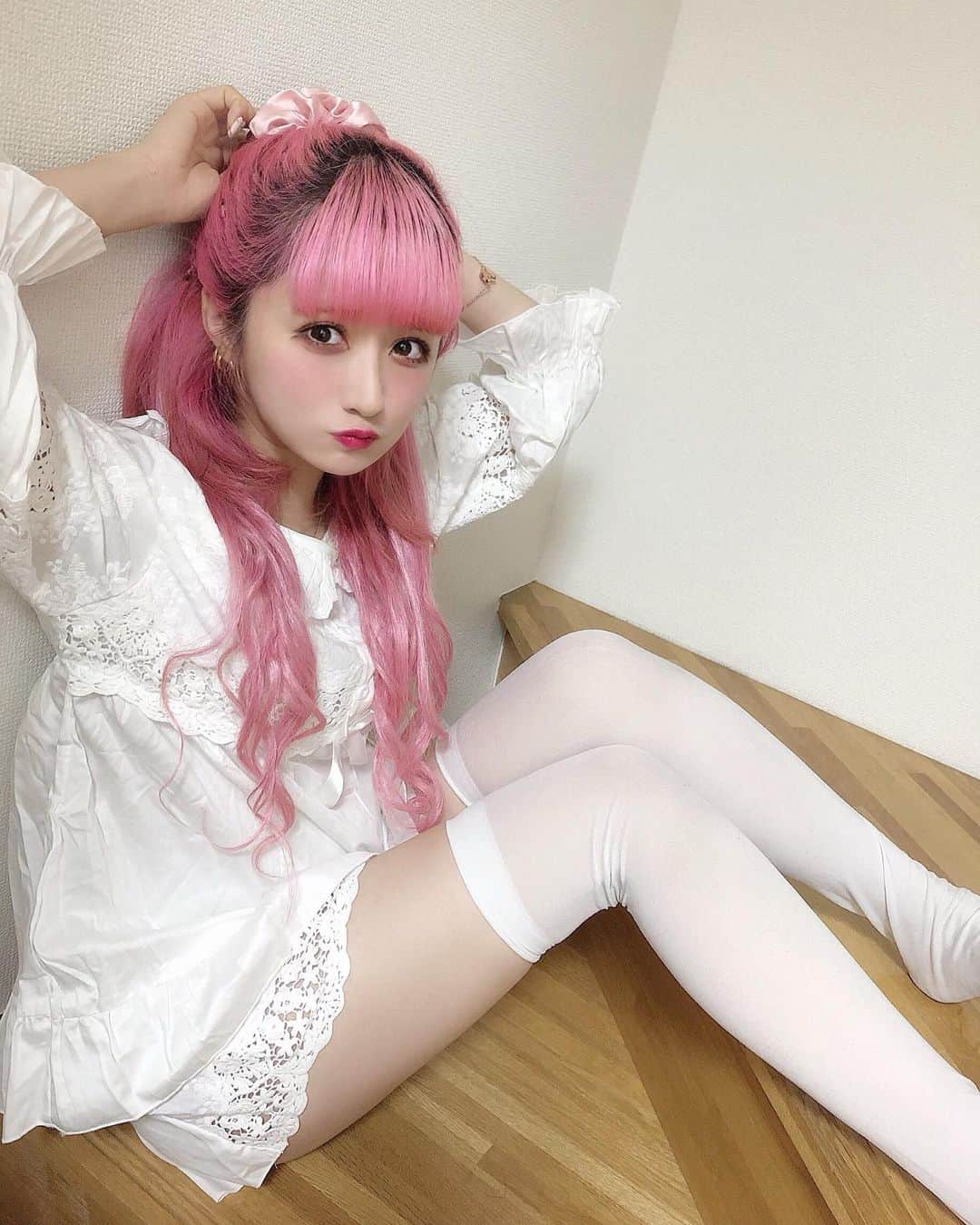 胡桃兎愛のインスタグラム：「白とピンクの組み合わせいつになっても好きだなぁ🏹🎀」