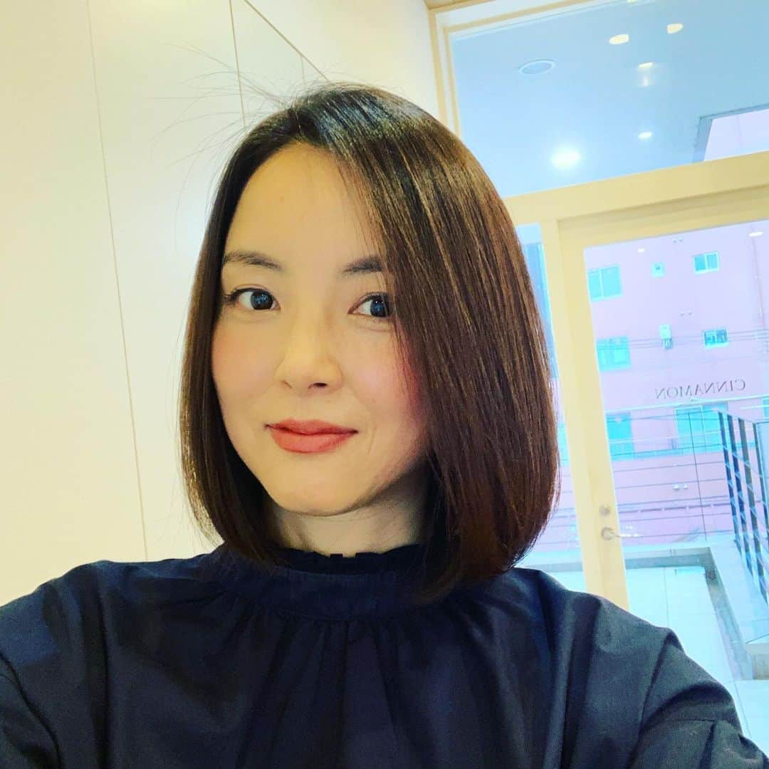 吉村美紀のインスタグラム：「酸熱トリートメントしてもらい、髪の毛がつやつやサラサラになりました！ 大雨で美容院出たあとすごいことになるかなと思いましたがサラサラのままキープでした！ #シナモン #酸熱トリートメント #つやつや #髪質改善トリートメント #資生堂」